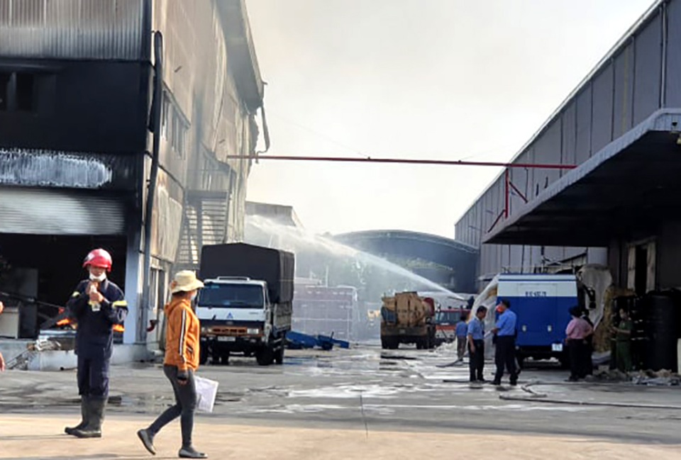 Công ty sản xuất nệm mút tại Bình Dương chìm trong “biển lửa” - 4 Công ty sản xuất nệm mút tại Bình Dương chìm trong “biển lửa” - 4