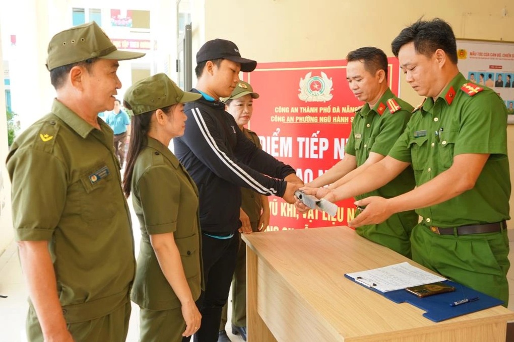 Đi đổ rác, người đàn ông phát hiện khẩu súng và 5 viên đạn - 2 Đi đổ rác, người đàn ông phát hiện khẩu súng và 5 viên đạn - 2