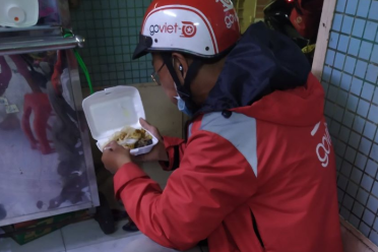 Hộp cơm chay ấm tình người trong mùa dịch