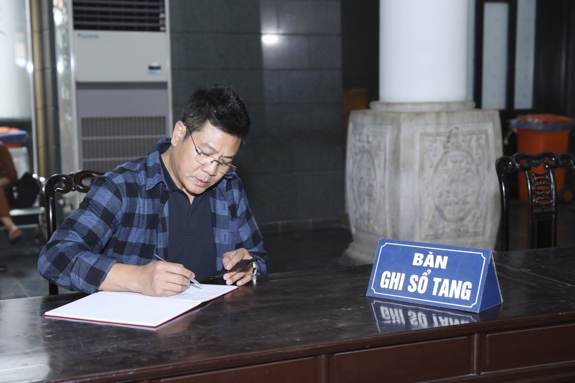 Quang Hà khóc nức nở khi hát chia biệt cha trong tang lễ - 9 Quang Hà khóc nức nở khi hát chia biệt cha trong tang lễ - 9