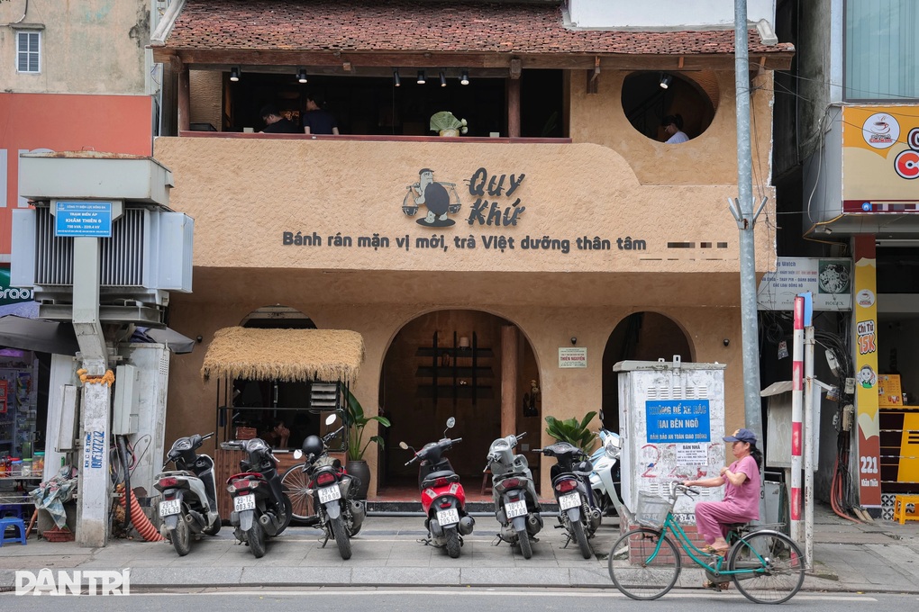Hà Nội: Quán bánh rán phong cách quý tộc khách như xuyên không về quá khứ - 2 Hà Nội: Quán bánh rán phong cách quý tộc khách như xuyên không về quá khứ - 2
