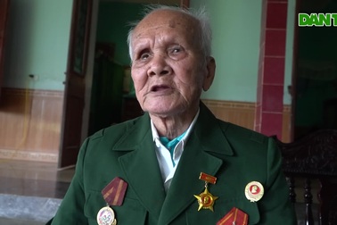 Cụ ông 104 tuổi đọc vanh vách 10 lời thề danh dự của Quân đội nhân dân Việt