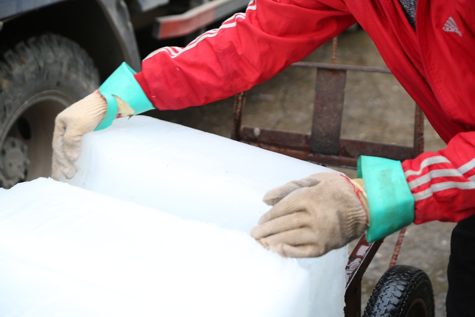 Hà Nội: Đông giá hơn 10 độ C, thợ nước đá vẫn miệt mài làm việc - 8