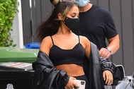 Ariana Grande đeo khẩu trang, khoe eo thon khi tới phòng gym