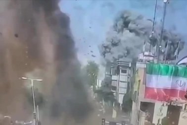 Khoảnh khắc bom Israel rơi trúng thủ đô Iran