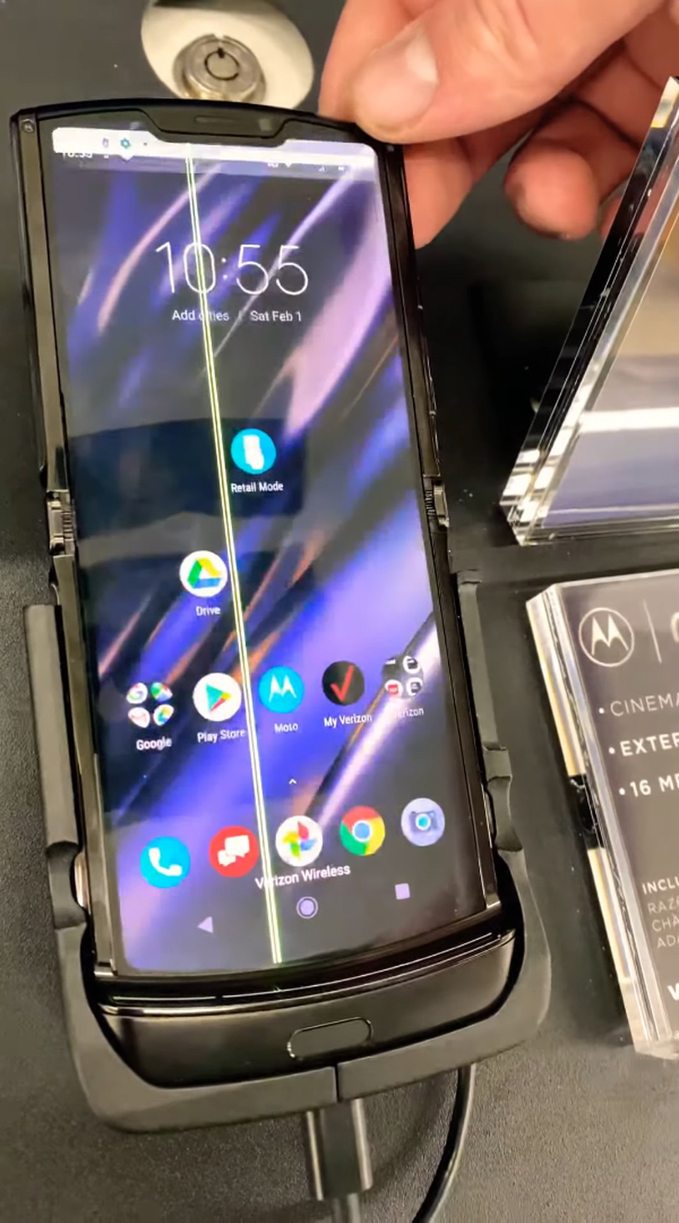 Moto RAZR dính lỗi màn hình hàng loạt sau chỉ 1 ngày mở bán - 2 Moto RAZR dính lỗi màn hình hàng loạt sau chỉ 1 ngày mở bán - 2