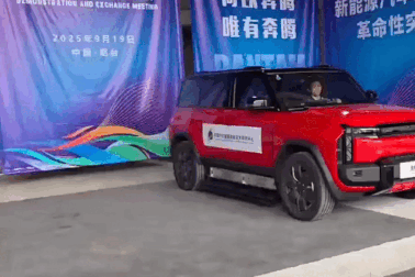 Phóng pin khỏi xe, thử nghiệm chống cháy ô tô điện gây sốc tại Trung Quốc