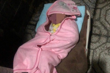 Bé gái 1 tháng tuổi bị bỏ rơi trước cổng mái ấm tình thương