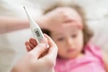 Con là F0, bố mẹ có được hưởng chế độ ốm đau khi nghỉ chăm con?