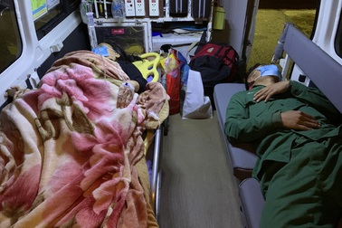 Điều tàu ra đảo Cù Lao Chàm đưa 2 bệnh nhân vào đất liền chữa trị