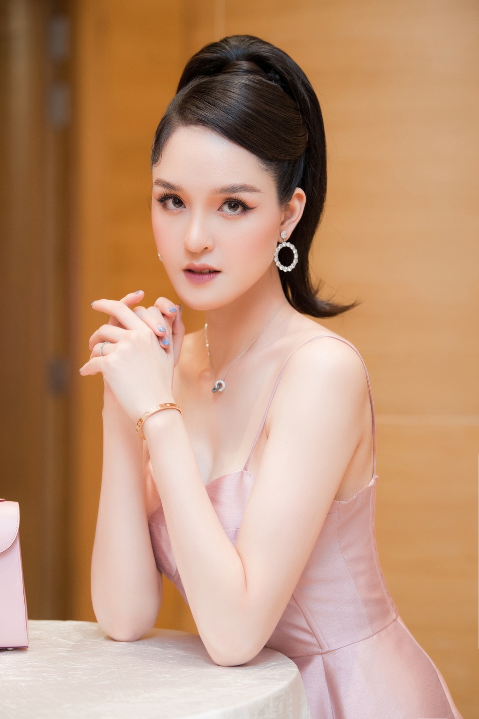 Ngẩn ngơ nhan sắc Á hậu Hoàng Anh sau khi sinh con thứ 2 - 3 Ngẩn ngơ nhan sắc Á hậu Hoàng Anh sau khi sinh con thứ 2 - 3