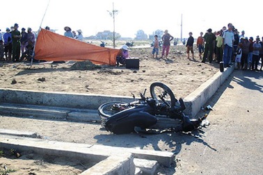 Một cô gái chết bất thường trên đường