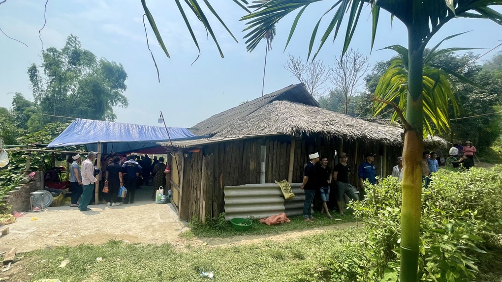 Vụ Xe bồn đè chết 3 người: Lãnh đạo tỉnh Lào Cai tới thăm hỏi nhà nạn nhân - 1 Vụ Xe bồn đè chết 3 người: Lãnh đạo tỉnh Lào Cai tới thăm hỏi nhà nạn nhân - 1