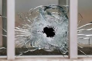 Hai vết đạn trên cửa sổ TAND An Giang chỉ là... đạn bắn chim?