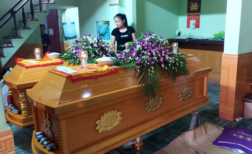 Bố mẹ bị lũ cuốn trôi, con gái 2 tuổi ngơ ngác đội khăn tang - 3 Bố mẹ bị lũ cuốn trôi, con gái 2 tuổi ngơ ngác đội khăn tang - 3
