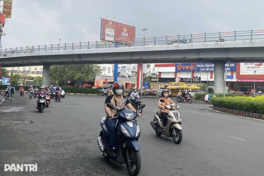 TPHCM tiếp tục mưa trái mùa vào chiều nay - 1 TPHCM tiếp tục mưa trái mùa vào chiều nay - 1