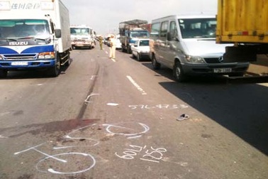 Bị xe container kéo, người đàn ông gào khóc thảm thiết 