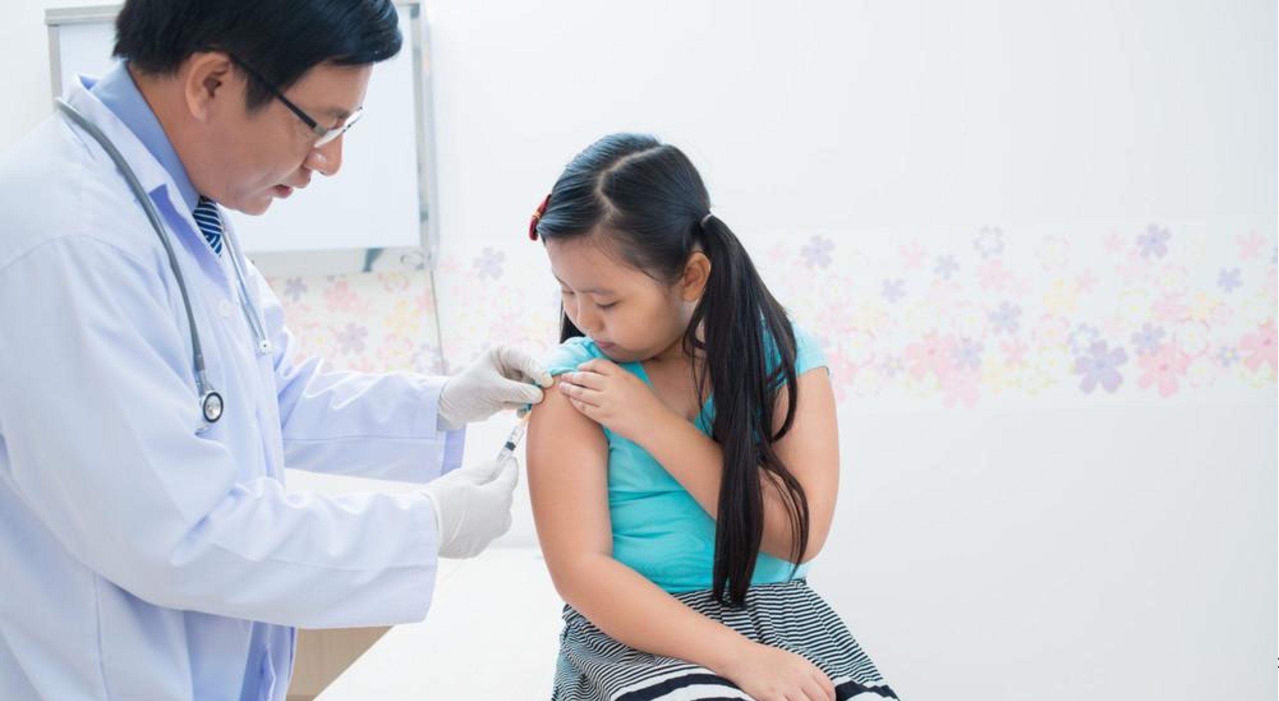 Tiêm vaccine là biện pháp hiệu quả để phòng bệnh cho trẻ em - 1