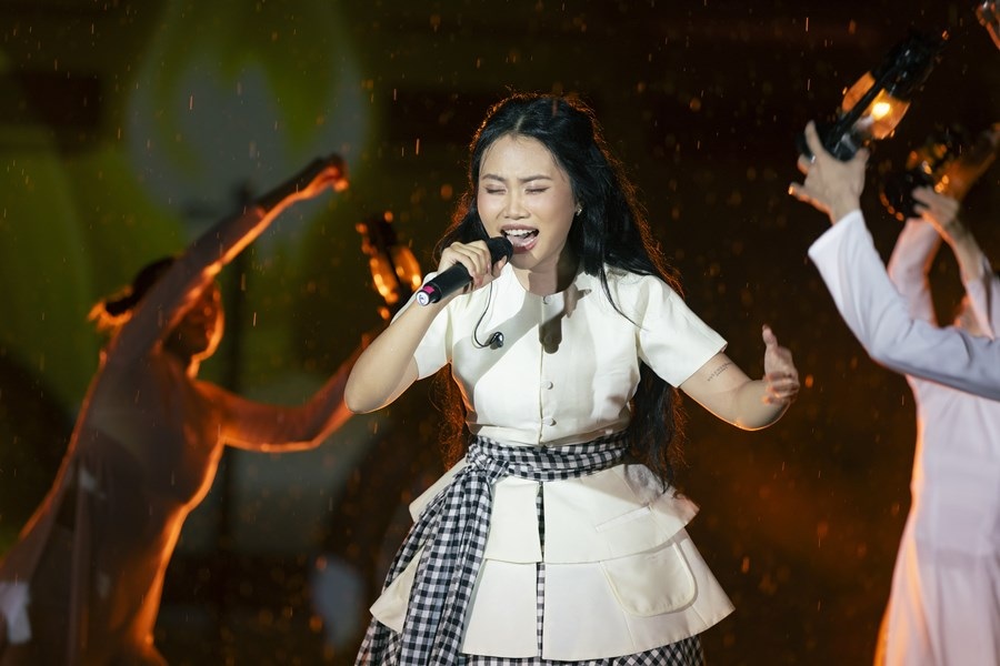 Phuong My Chi, 3.000 seyircinin katıldığı bir müzik gecesinde gözyaşlarına boğuldu, yağmurda şarkı söyledi - 3 Phương Mỹ Chi bật khóc, đội mưa hát trong đêm nhạc 3.000 khán giả - 3