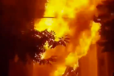 Biển lửa bao trùm quán bar lúc rạng sáng