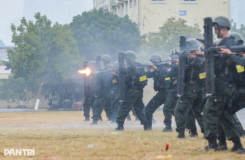 Câu chuyện về những bóng hồng thép của cảnh sát đặc nhiệm - 2