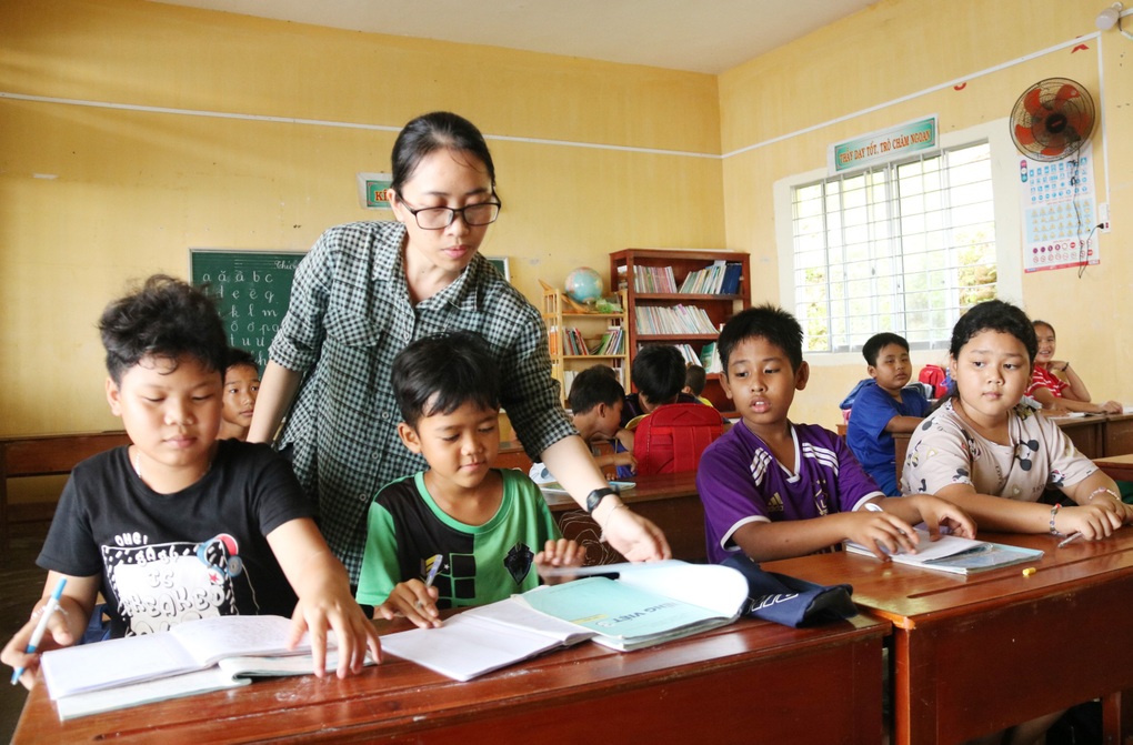 Mùa xuân, gặp gỡ những giáo viên gieo chữ trên quần đảo Hải Tặc - 3 Mùa xuân, gặp gỡ những giáo viên gieo chữ trên quần đảo Hải Tặc - 3