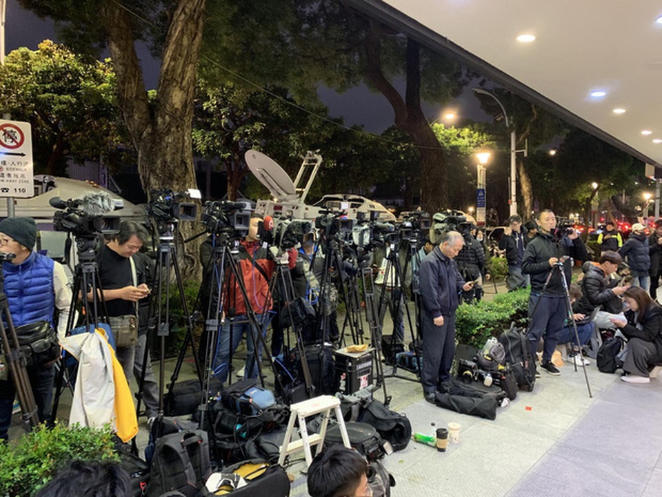 Bạn gái Cao Dĩ Tường lần đầu xuất hiện, đưa thi thể nam tài tử về Đài Loan - 7 Bạn gái Cao Dĩ Tường lần đầu xuất hiện, đưa thi thể nam tài tử về Đài Loan - 7