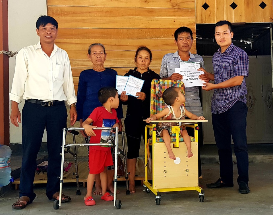 Bạn đọc Dân trí giúp đỡ gia đình có 3 con thơ bại não hơn 100 triệu đồng - 4 Bạn đọc Dân trí giúp đỡ gia đình có 3 con thơ bại não hơn 100 triệu đồng - 4
