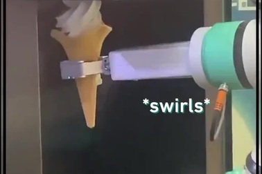 Ngỡ ngàng robot làm kem tự động muốn làm mọi thứ phải thật hoàn hảo