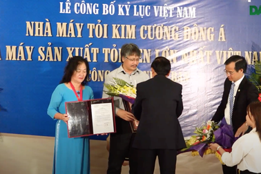 Tổ chức Kỷ lục Việt Nam trao bằng Kỷ lục cho nhà máy Tỏi Kim Cương Đông Á