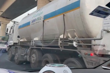 Xe cảnh sát hộ tống xe chở ôxy tại Ấn Độ