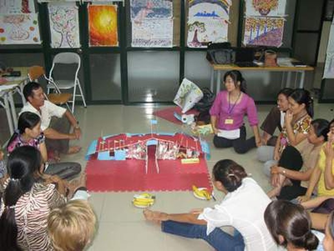 Một buổi sinh hoạt của những nạn nhân bị buôn bán trở về tại Ngôi nhà bình yên (Trung tâm phụ nữ và Phát triển).