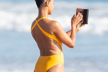 Hình ảnh mặc áo tắm hiếm hoi của "sao" phim Avatar