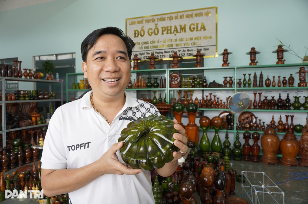 Thợ gỗ làm liều, cả làng livestream bán hàng để giữ nghề - 1 Thợ gỗ làm liều, cả làng livestream bán hàng để giữ nghề - 1