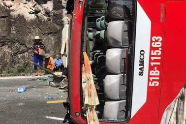 Lật xe khách trên đèo, 2 người chết, 21 người bị thương