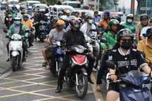 Bất chấp vi phạm giao thông, nhiều người dừng xe trên vạch mắt võng ở TPHCM