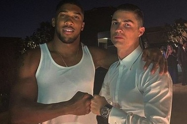 C.Ronaldo bất ngờ “đọ nắm đấm” với nhà vô địch quyền anh thế giới