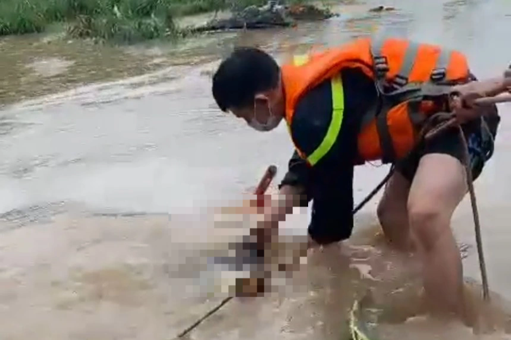 Đi thăm em gái, cụ bà 71 tuổi bị lũ cuốn tử vong - 1 Đi thăm em gái, cụ bà 71 tuổi bị lũ cuốn tử vong - 1