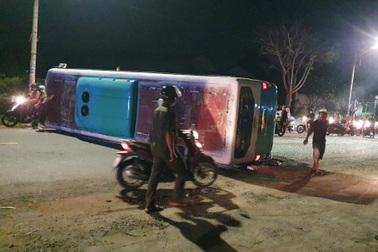 Lật xe chở công nhân, hơn 10 người bị thương ở Tây Ninh