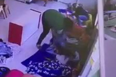 Clip bảo mẫu bạo hành trẻ trong giờ ngủ trưa gây sốc cho mẹ Mỹ