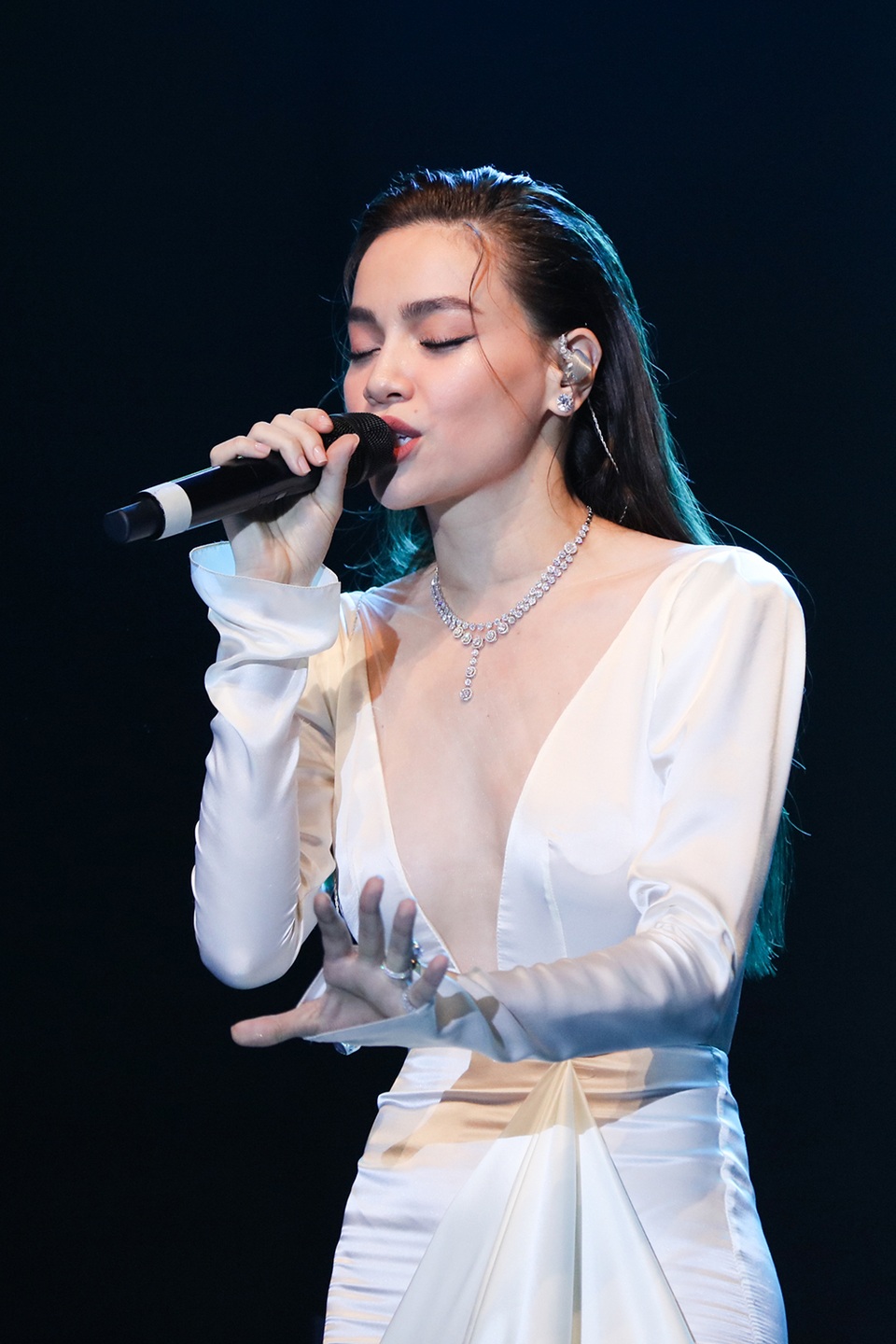 Hồ Ngọc Hà “muốn ngất” trên sân khấu khi song ca cùng Khánh Hà và Hà Trần - 6