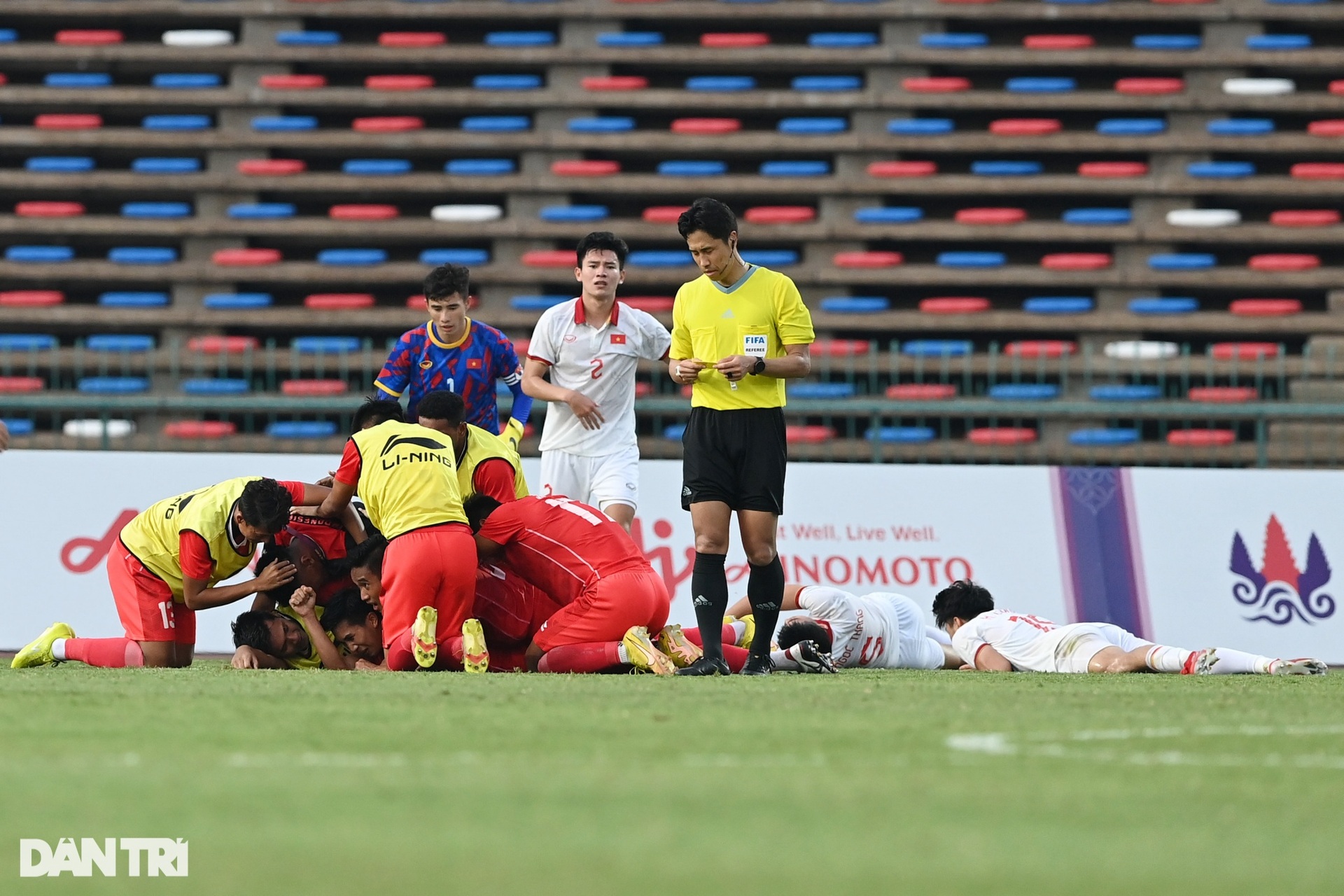 Tuyển thủ U22 Việt Nam bật khóc, thất vọng sau trận thua Indonesia - 1 Tuyển thủ U22 Việt Nam bật khóc, thất vọng sau trận thua Indonesia - 1