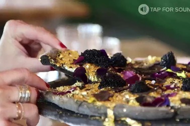 Cận cảnh bánh pizza dát vàng 24k, giá 2000 USD