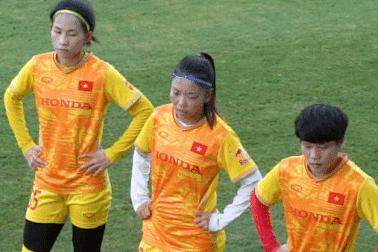 Huỳnh Như hồi phục chấn thương, tập luyện cùng đồng đội dưới nắng 40 độ