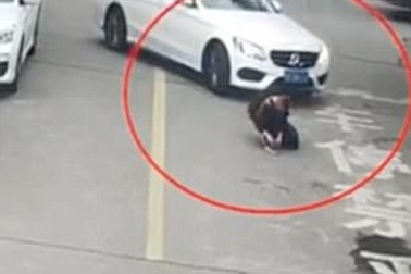 Nam sinh thoát chết dưới gầm ô tô nhờ... đeo ba lô