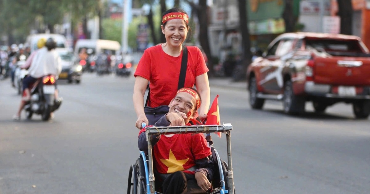 View - Chàng cổ động viên khuyết tật và tình yêu cháy bỏng với bóng đá Việt Nam | Báo Dân trí