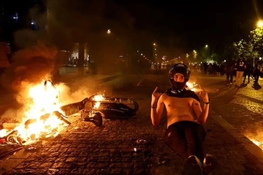 Bạo loạn kinh hoàng khi CĐV PSG ăn mừng chức vô địch, 2 người thiệt mạng