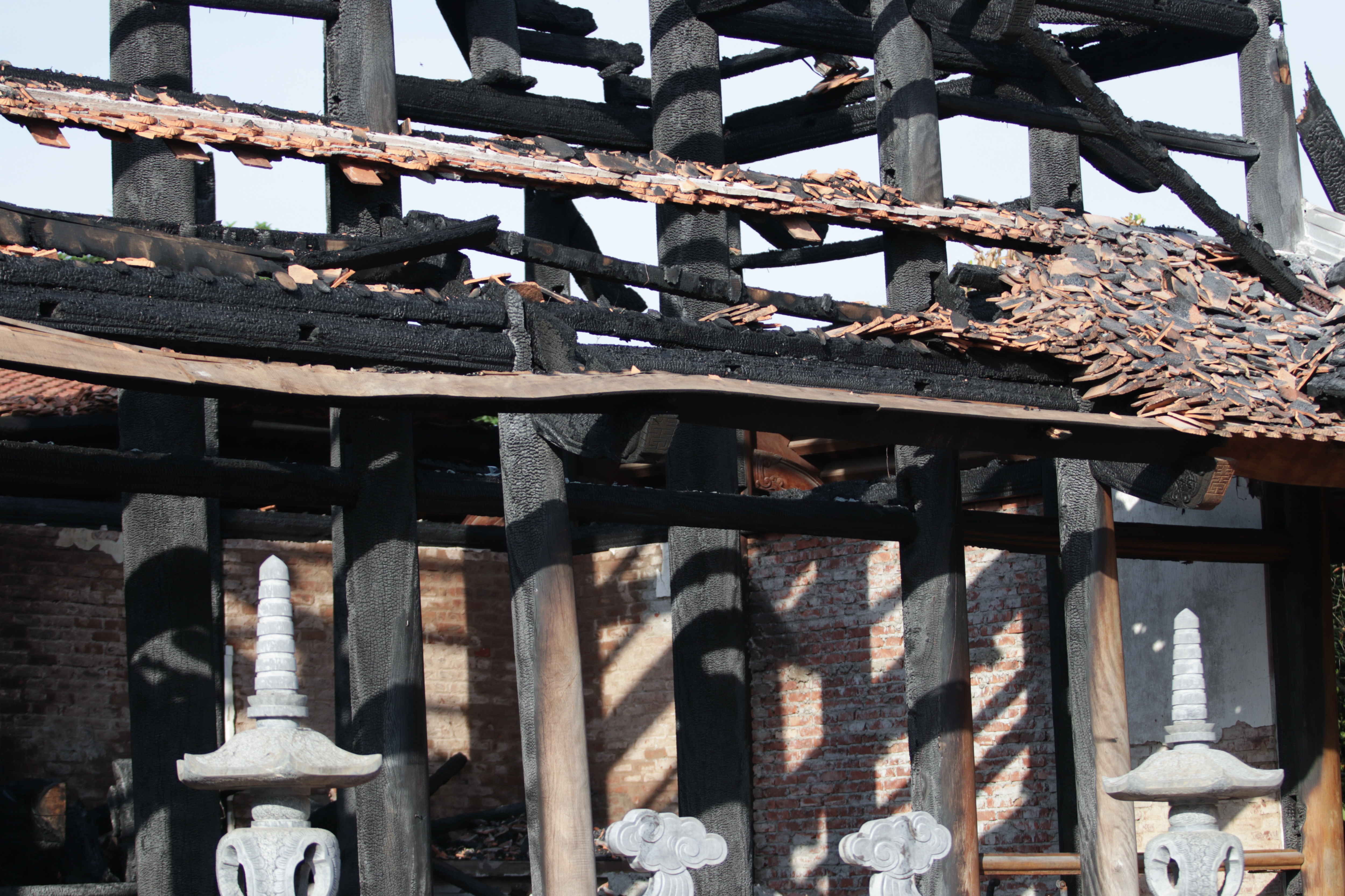 Hà Nội: Ngôi Tam bảo bằng gỗ lim hàng chục tỷ hóa than sau đêm hỏa hoạn - 12
