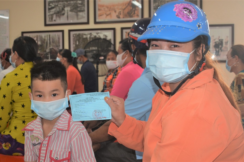 Người dân đất Mũi háo hức đi vỏ lãi bầu cử tại Cột cờ Hà Nội ở Mũi Cà Mau - 9 Người dân đất Mũi háo hức đi vỏ lãi bầu cử tại Cột cờ Hà Nội ở Mũi Cà Mau - 9