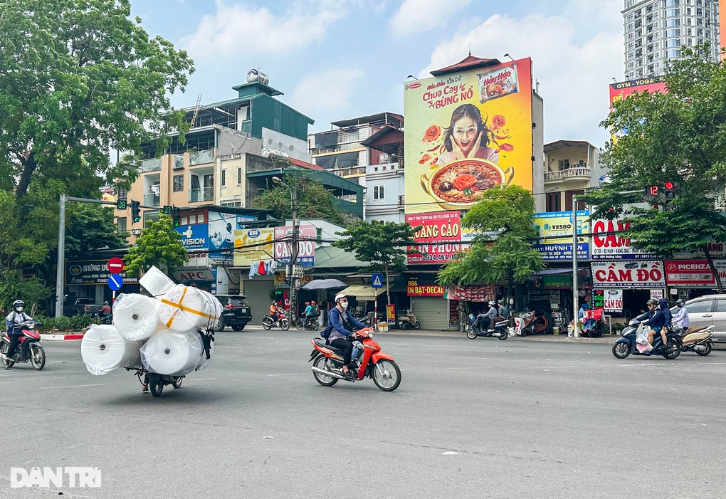 Xe máy chở hàng chất cao như núi nghênh ngang trên đường phố Hà Nội - 2 Xe máy chở hàng chất cao như núi nghênh ngang trên đường phố Hà Nội - 2